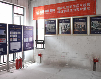 先彈線后再開(kāi)槽，開(kāi)槽時(shí)必須橫平豎直